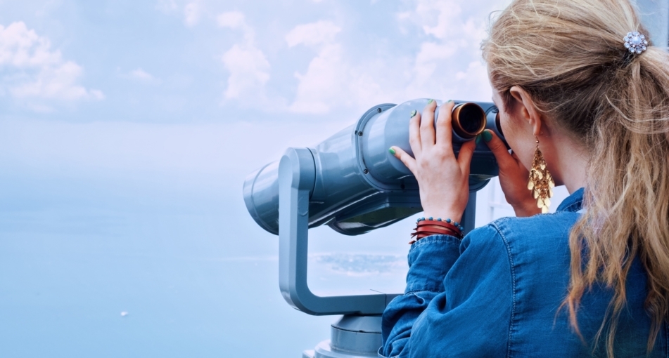 binoculars-blond-blonde-160514-scaled-951x510-c